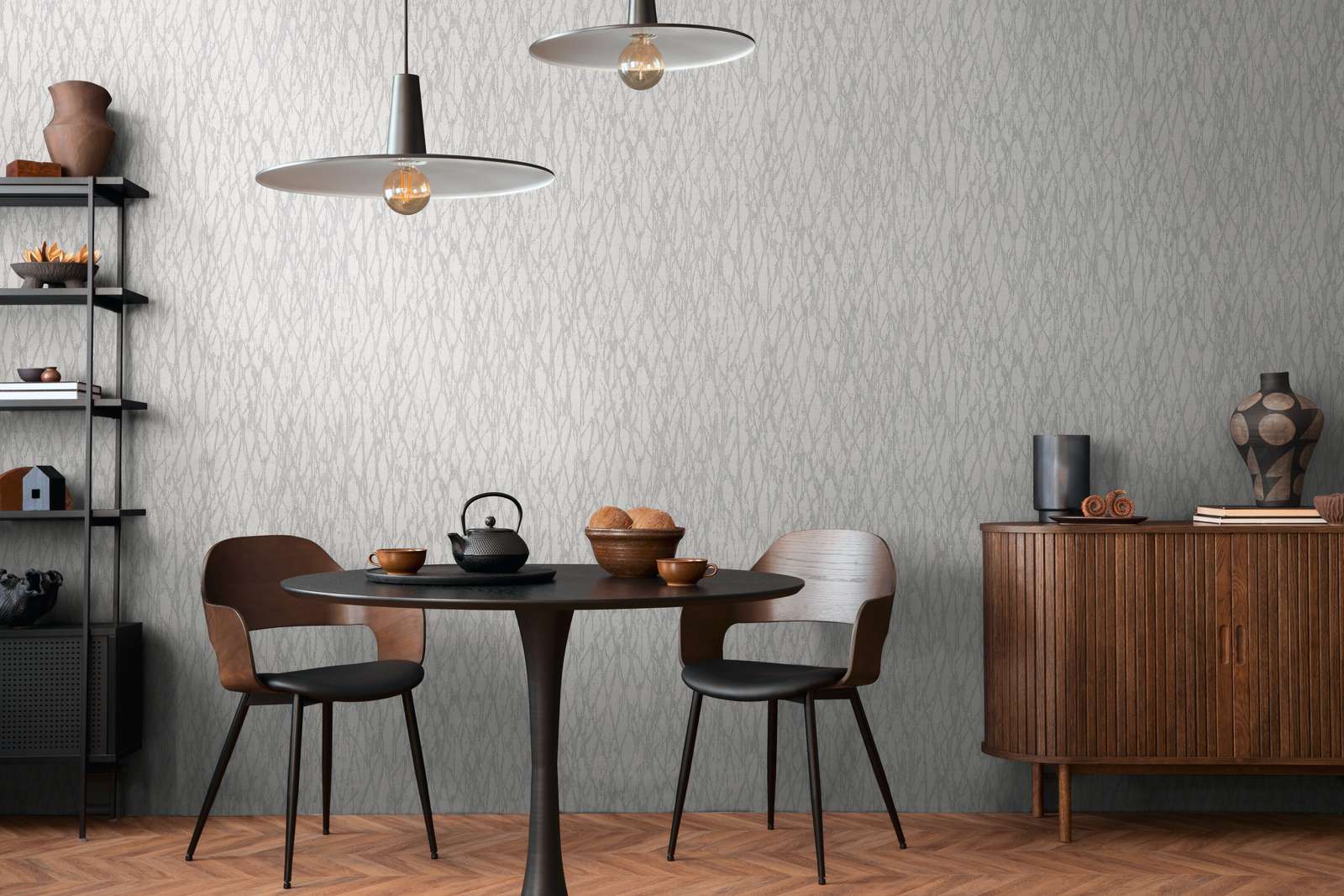             Vliestapete mit abstrakter Linien Bemusterung leicht glänzend – Weiß, Grau, Silber
        