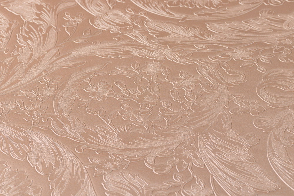             Roséfarbene VERSACE Tapete Schimmereffekte – Rosa
        