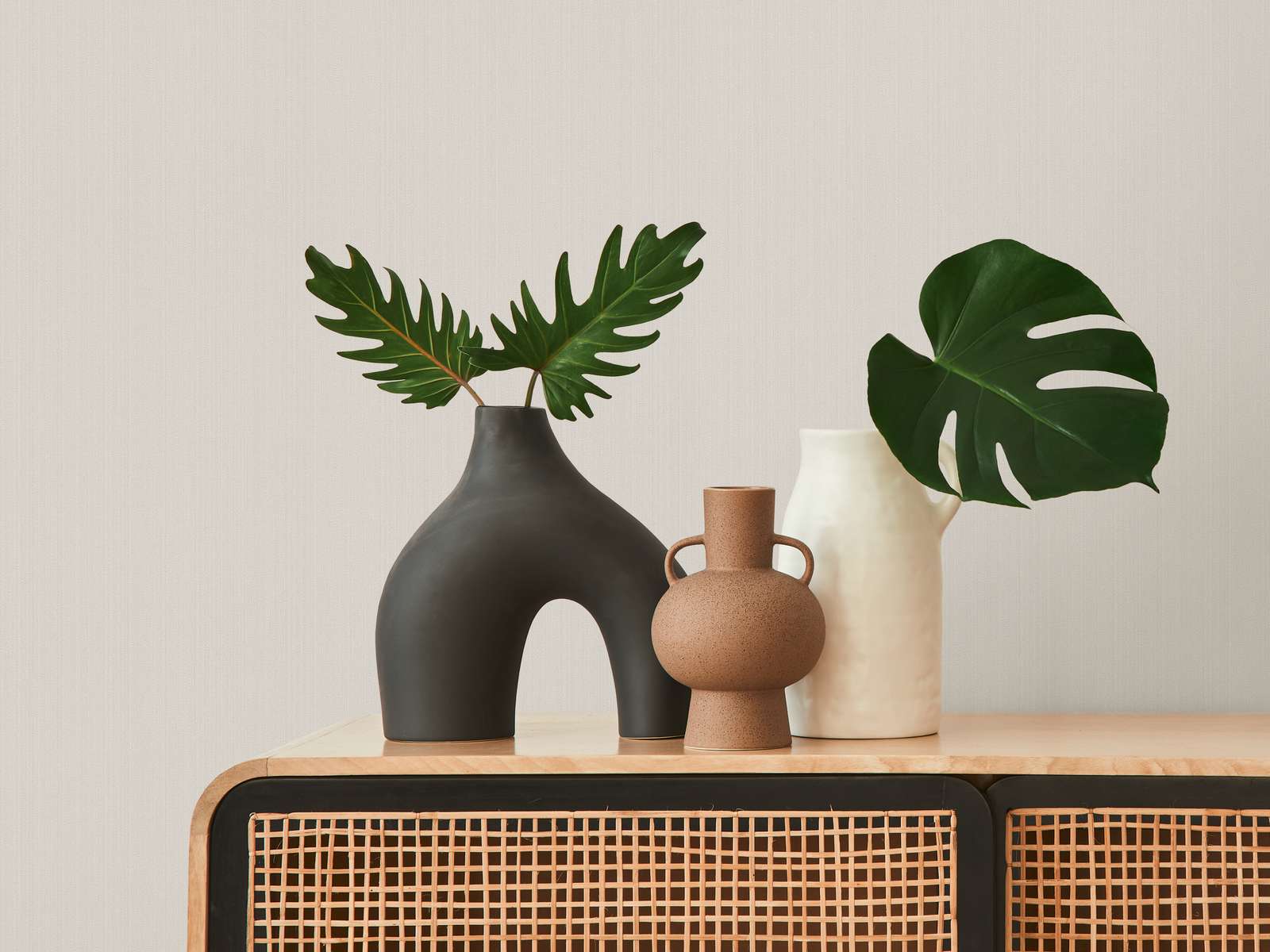             Hellgraue Vliestapete mit Strukurmuster, einfarbig & seidenmatt
        