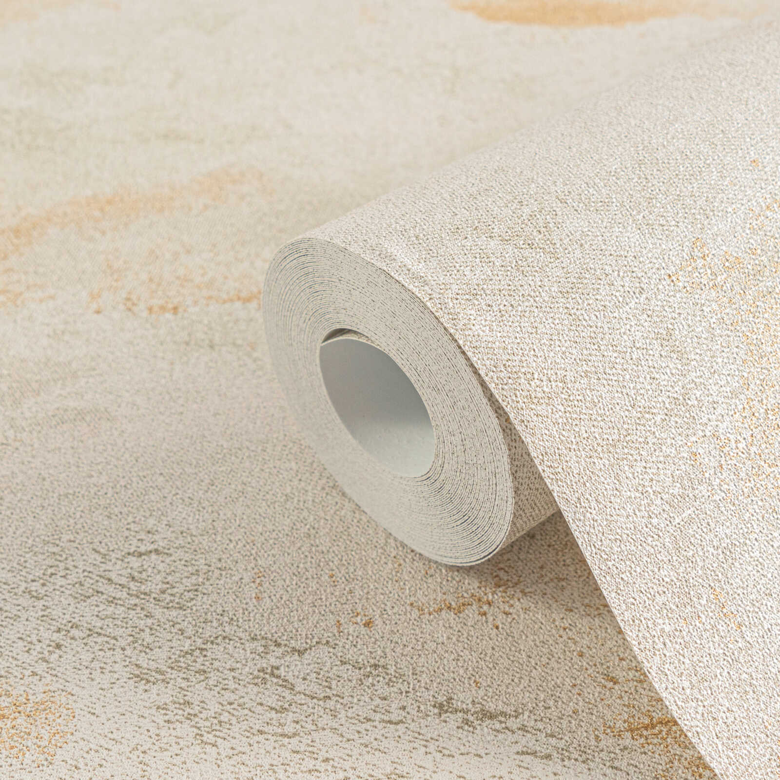             Gemütliche, einfach strukturierte Vliestapete mit natürlicher und schimmernder Wellenoptik – Creme, Grün, Gold
        