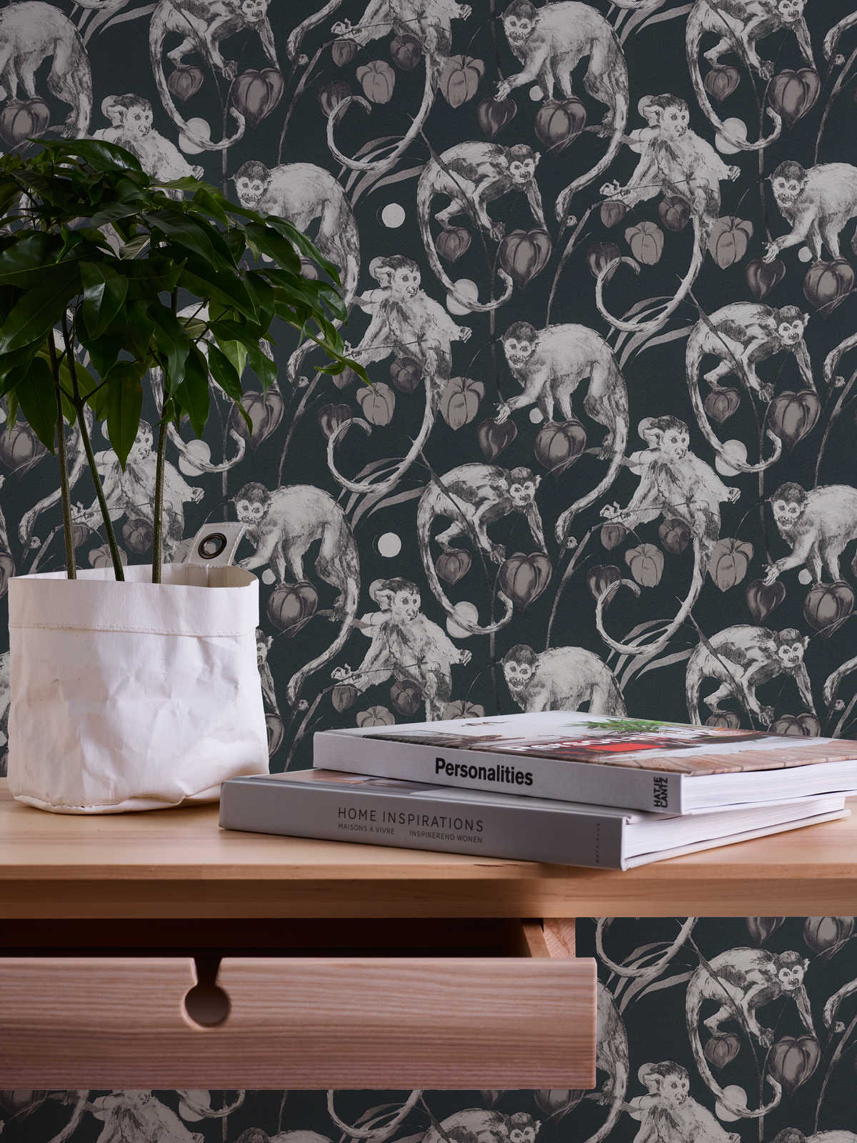             Dunkle Vliestapete Affen & Blätter Design von MICHALSKY
        