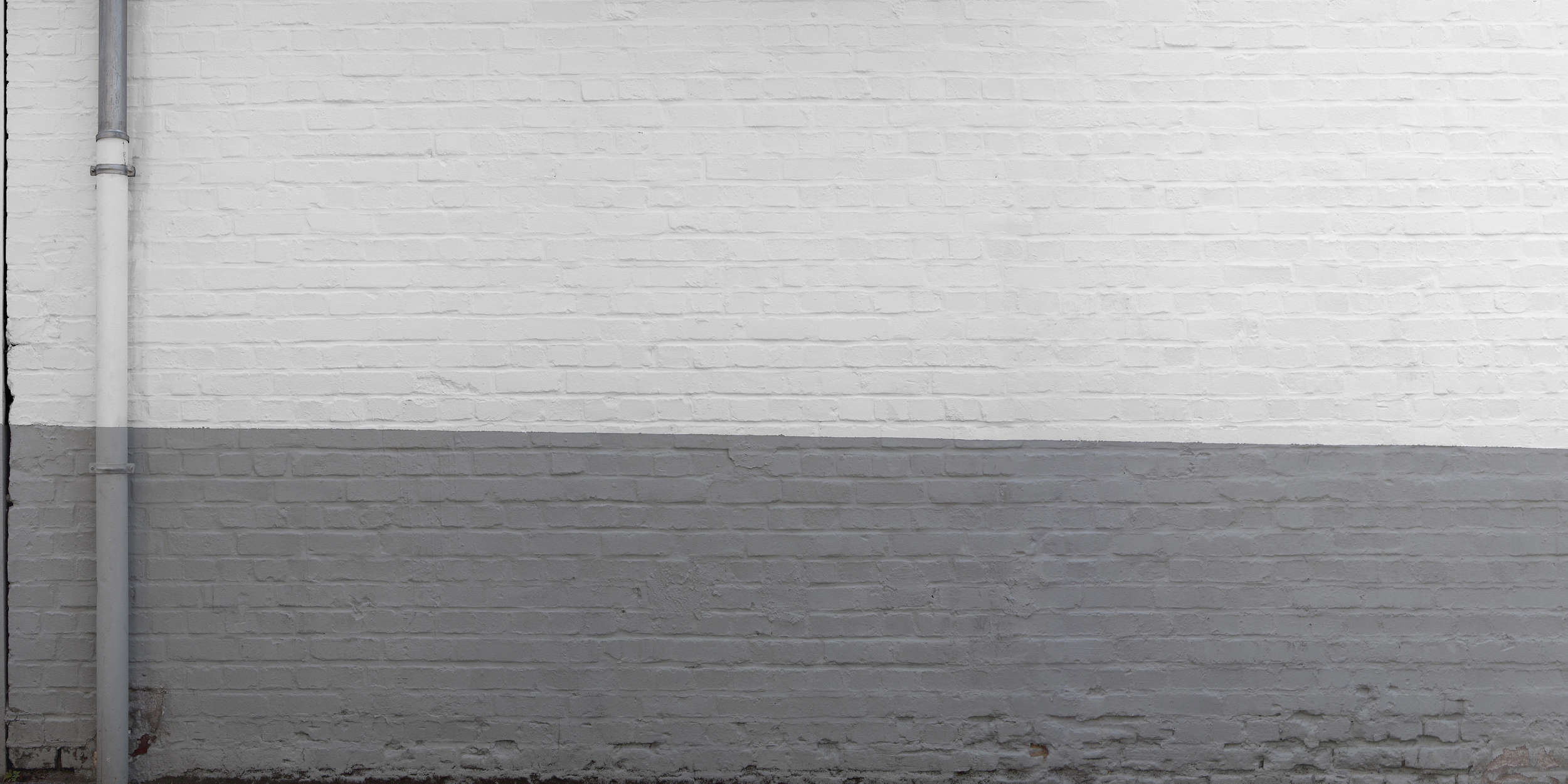 weißwand, grau unterteilt, stapelfläche, cobblestone mauer, rohrleitung