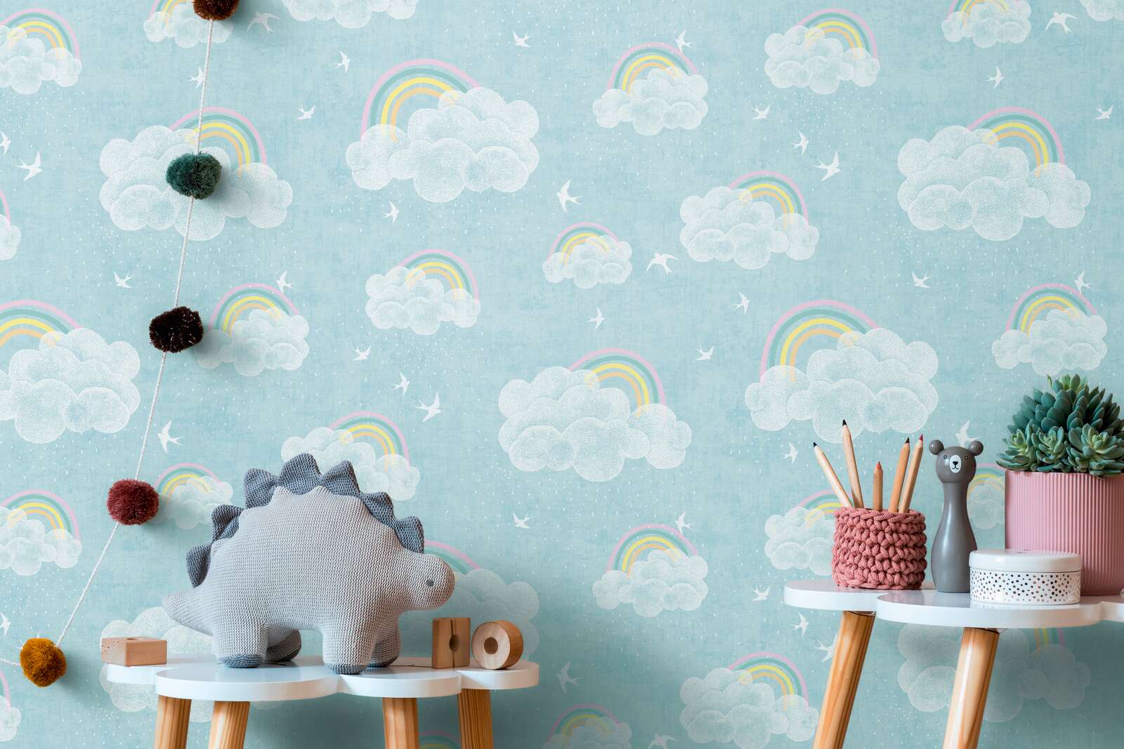             Kinderzimmer Vliestapete mit Regenbögen und Wolken – Bunte Himmelswelt für fröhliche Kinderzimmer – Blau, Bunt, Weiß
        