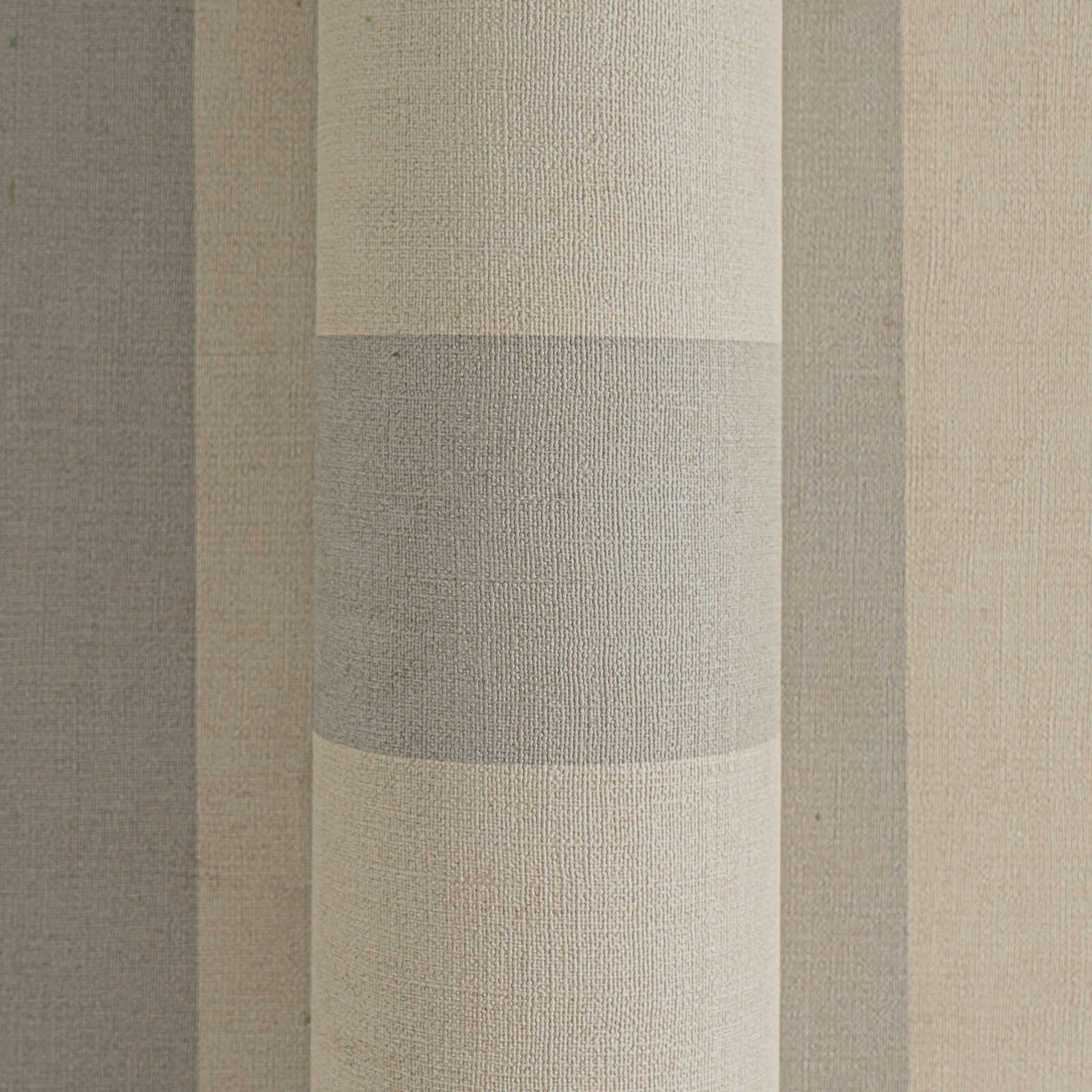             Dezente Vliestapete mit klassischem Streifenmuster und feiner Struktur – Creme, Braun
        