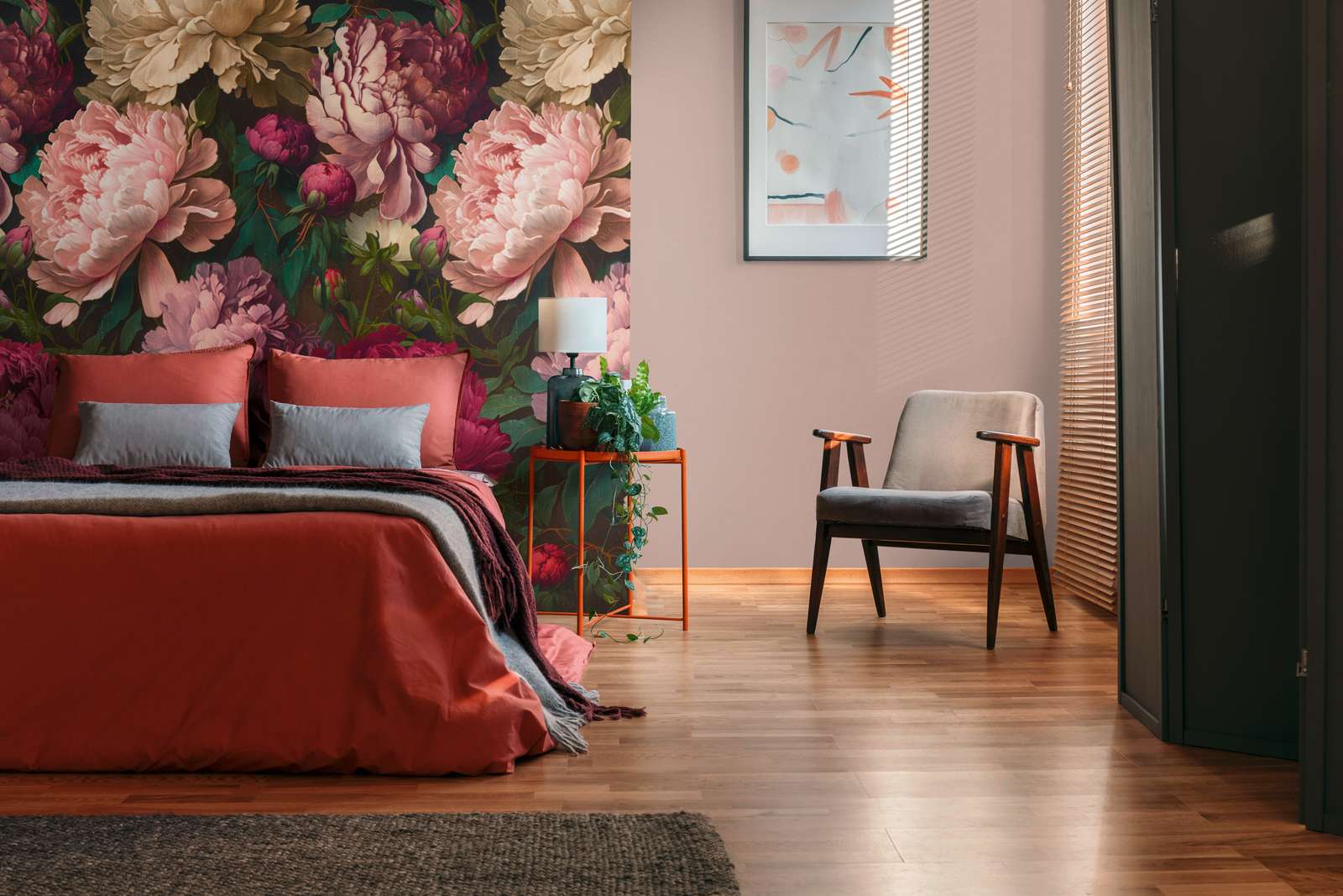 Prachtvolle Blumen-Vliestapete mit opulenten Pfingstrosenblüten und einer großflächigen Musterwiederholung – Rosa, Rot, Pink