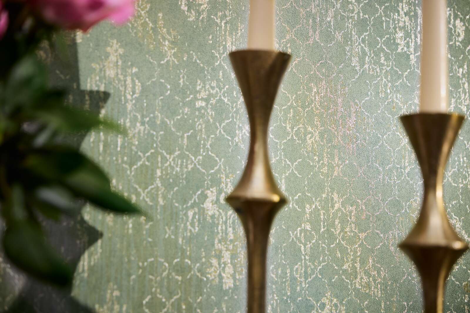 Elegante Vliestapete mit zartem Ornamentmotiv und dezenter Struktur – Grün, Champagner, Metallic