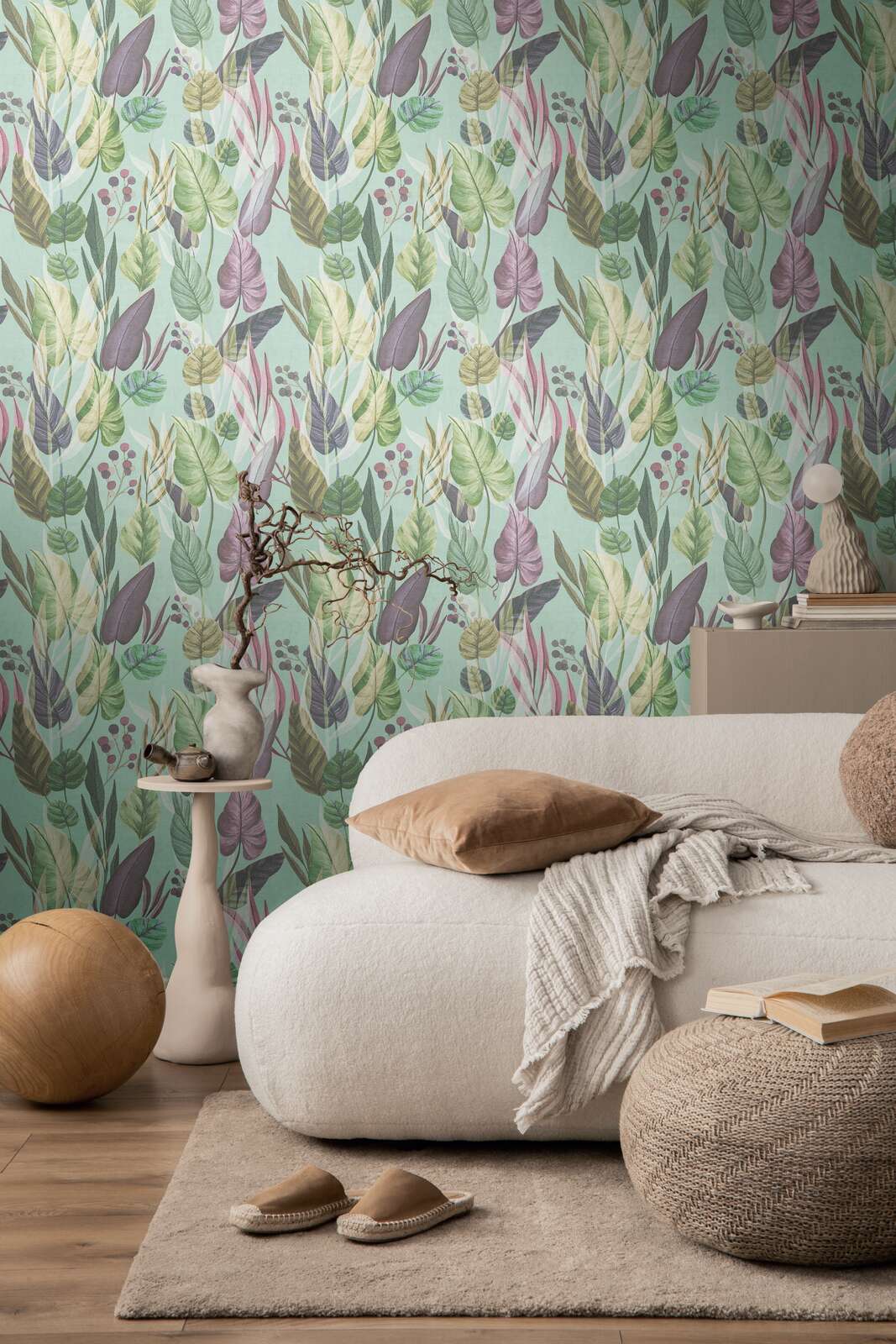             Leuchtende Vliestapete im exotischen Stil mit Blätterdesign und leichter Struktur – Bunt
        