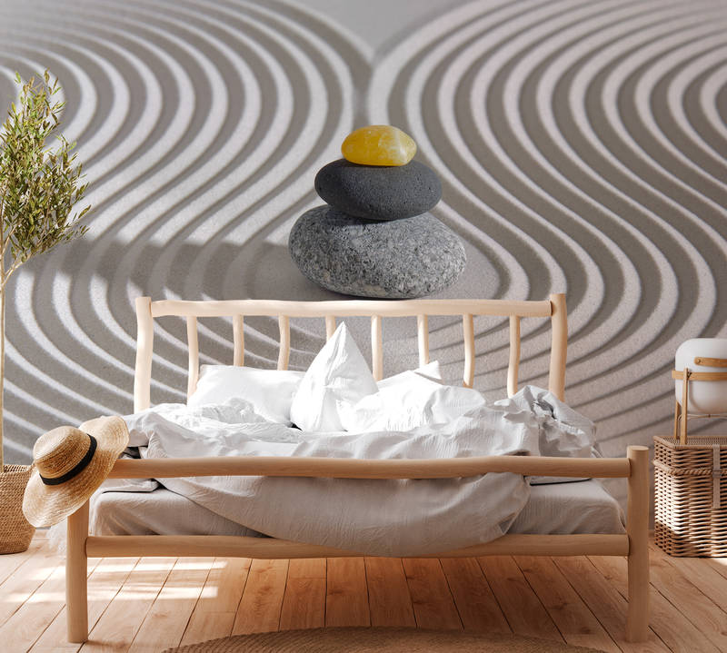             Spa-Stein-Turm im Sand Fototapete – Gelb, Grau, Beige
        