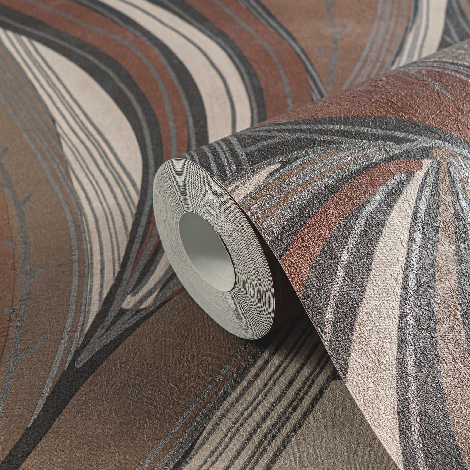            Extravagante und fein strukturierte Vliestapete mit geschwungenem, dynamischem Blätter-Design – Braun, Schwarz, Grau
        