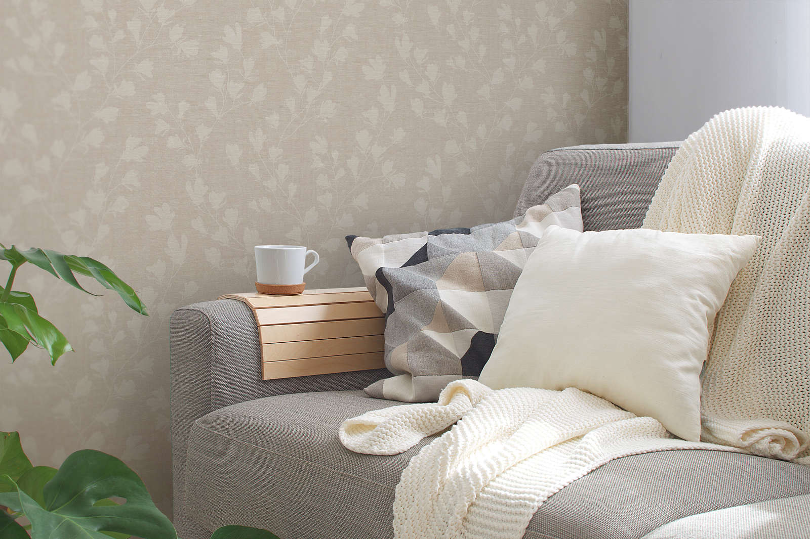 Beige Tapete mit natürlichem Blättermuster