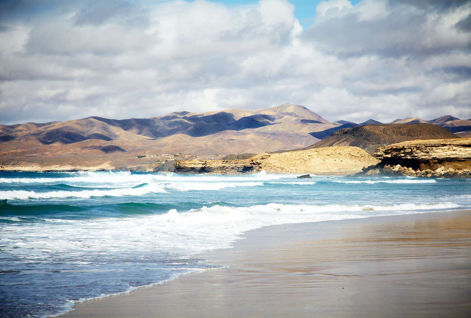             Fototapete Strandblick mit Gebirge im Hintergrund
        