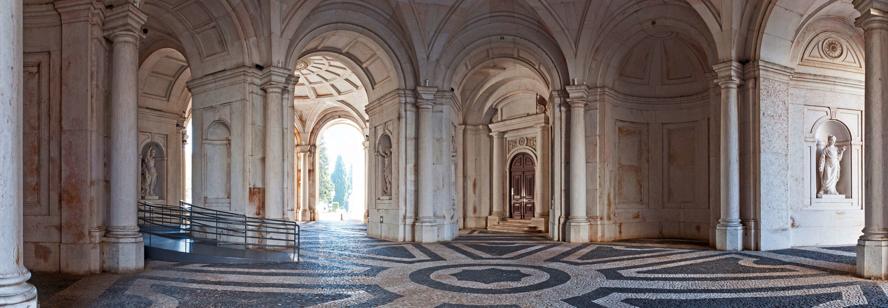 Architektur, gewölbter Saal, Steinsäulen, Mosaikboden, Statue im Nischen