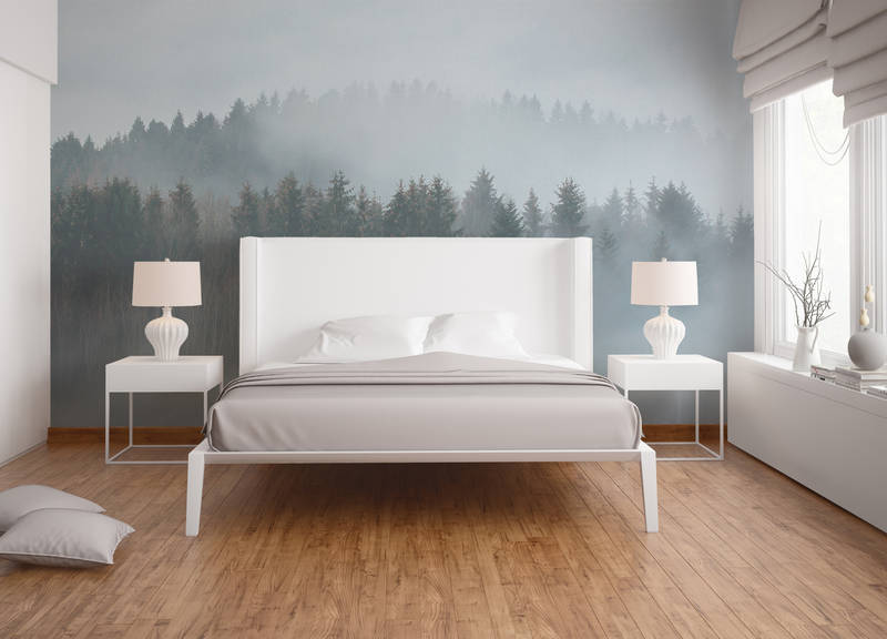             Geheimnisvoller Wald im Nebel – Weiß, Grün, Grau
        