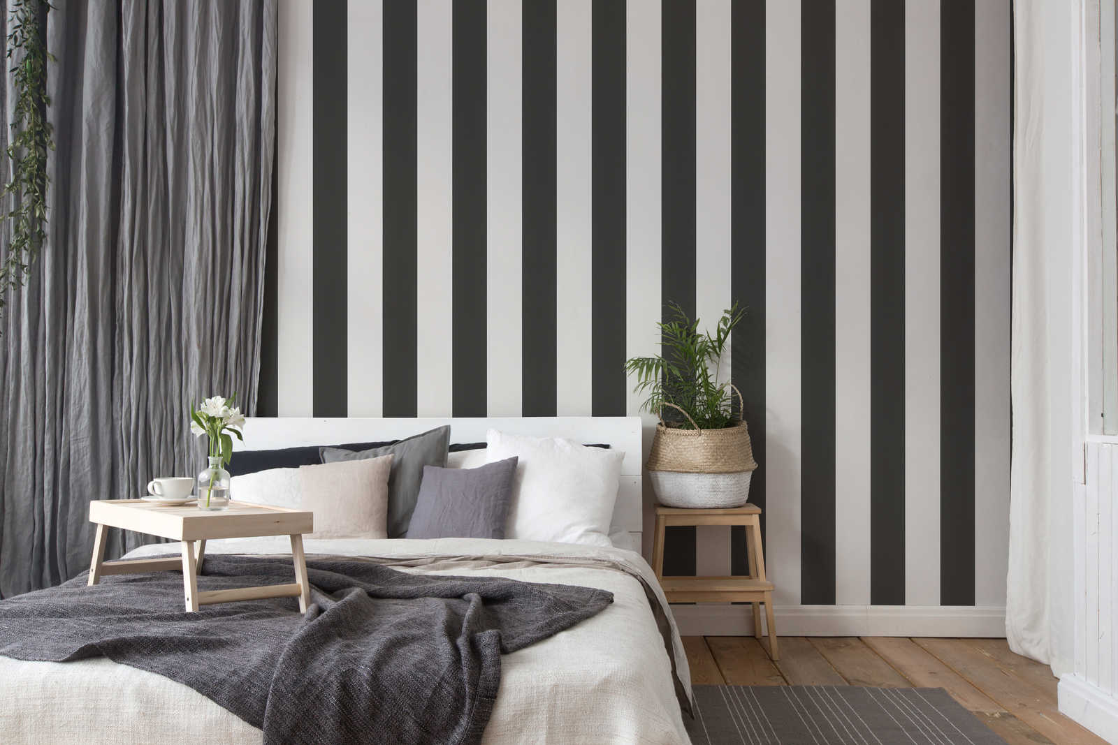 Gestreifte Tapete Schwarz-Weiß Design