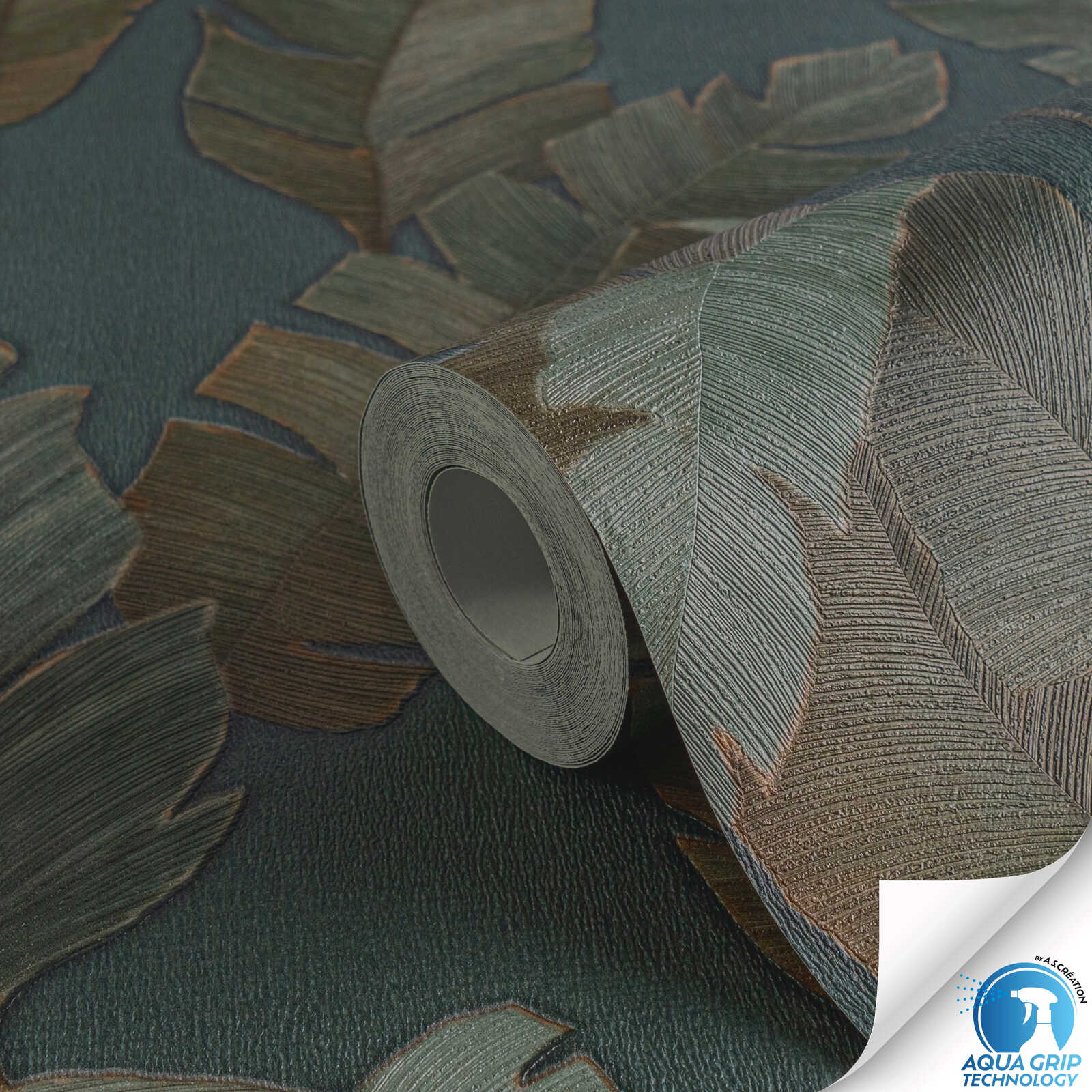             Stilvolle Dschungel-Vliestapete mit großen, dunklen Palmblättern und feiner Struktur – Water. Fix. Ready. – Petrol, Grün, Braun
        