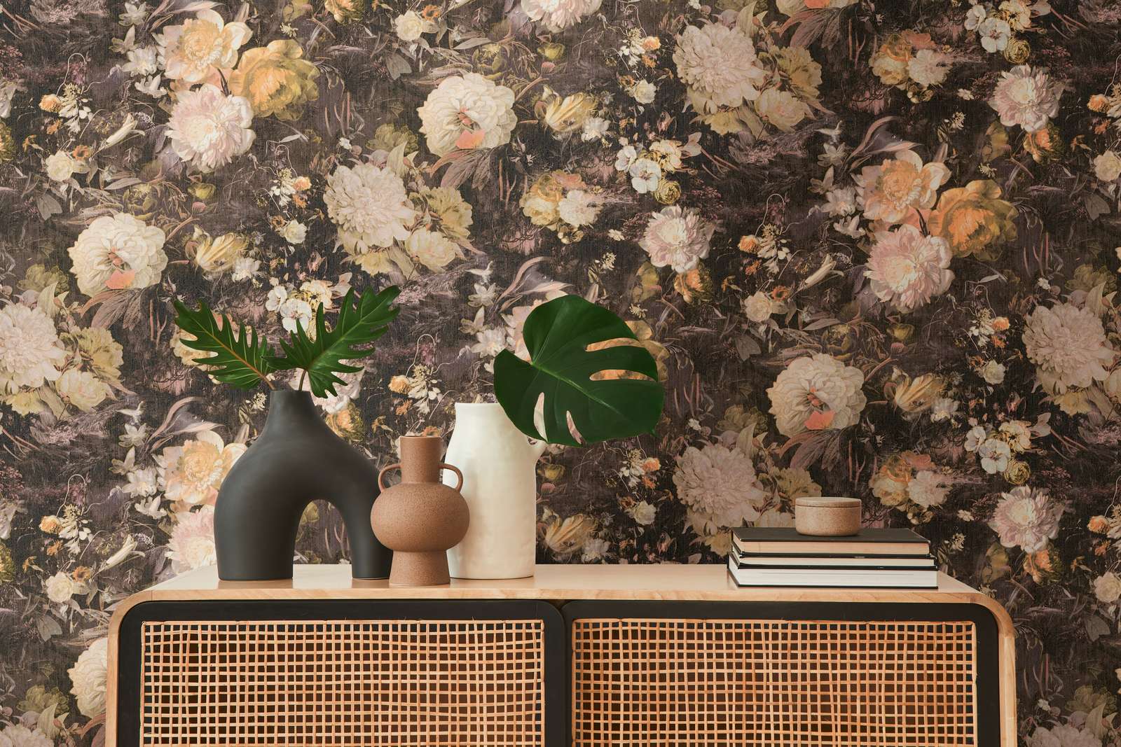             Blumentapete im Kunststil mit Rosen – Gelb, Braun
        