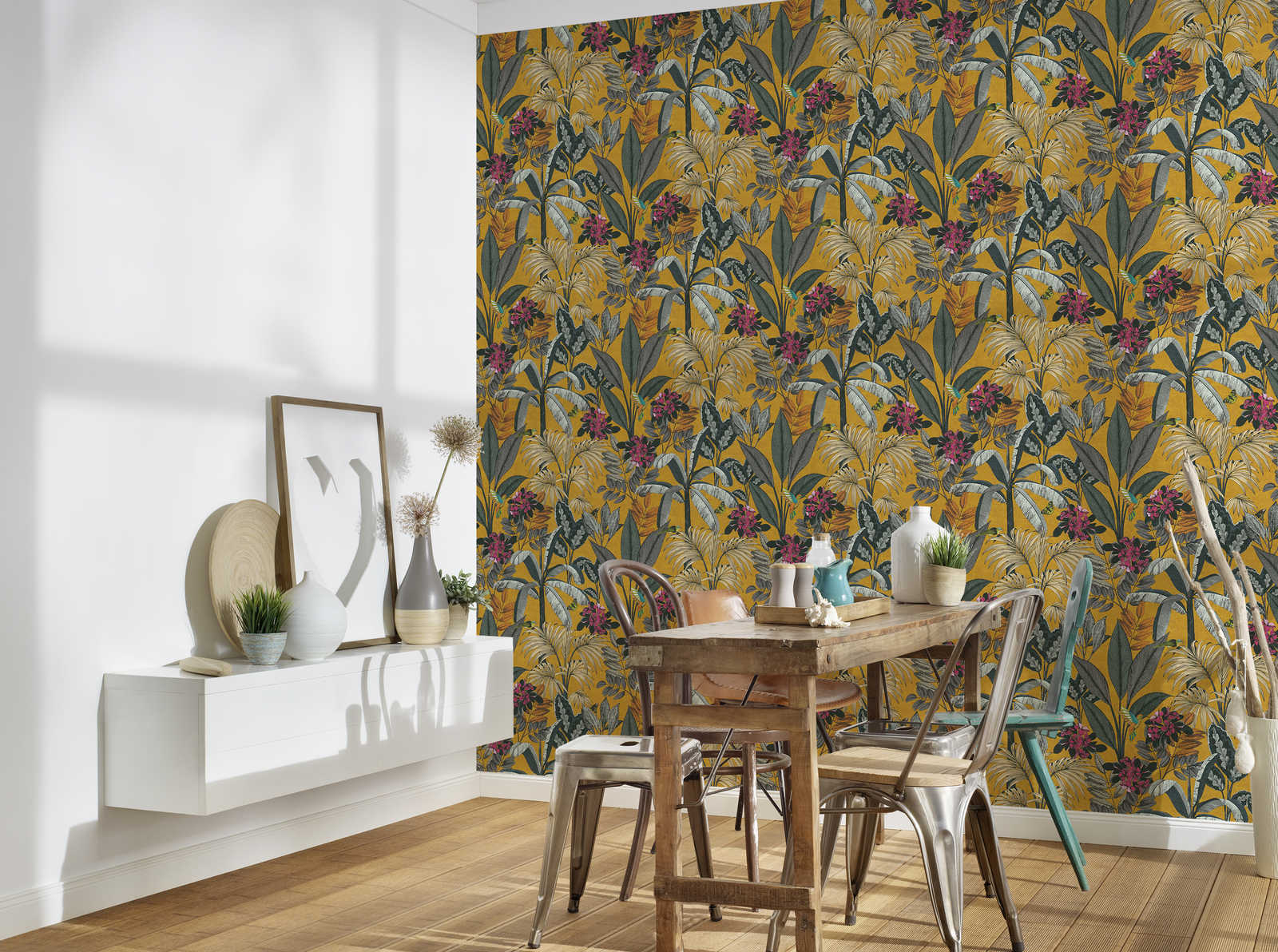             Senfgelbe Tapete mit Tropen-Blätter und Blütenmuster
        