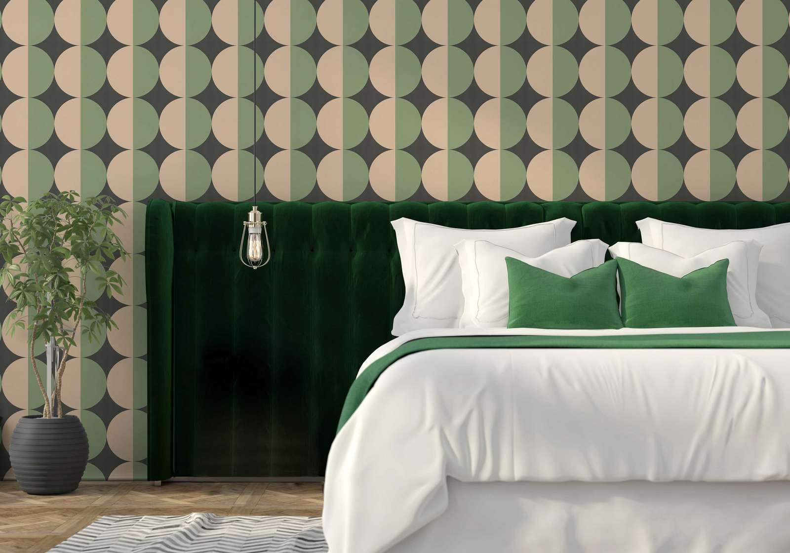 King-size Bett, Grüne Samtkopfteile, geometrische Tapete, weißes Bettzeug, grüne Akzentkissen