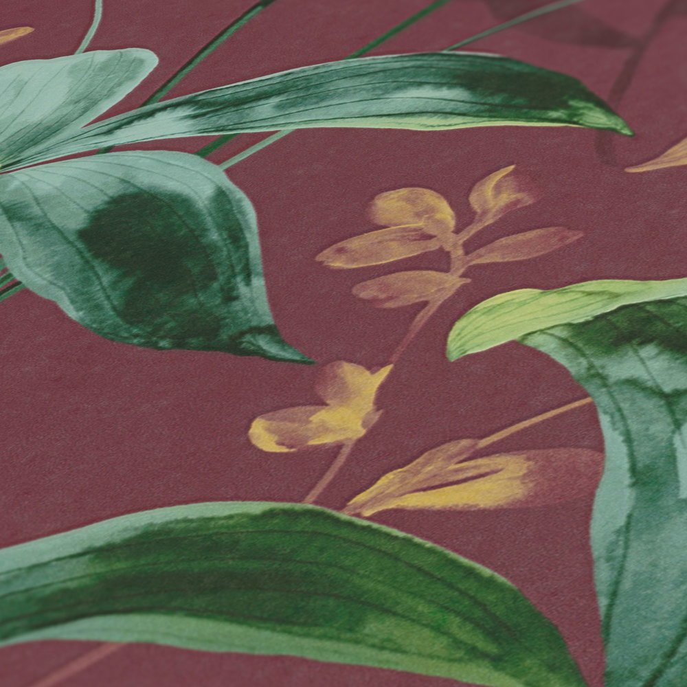             Dunkelrote Tapete mit Grünen Blättern im Aquarell Stil – Rot, Grün, Gelb
        