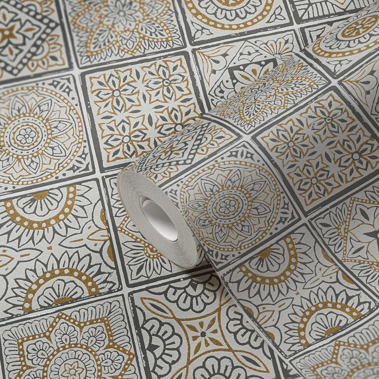             Papier peint intissé floral avec aspect carrelage et mosaïque - or, blanc, noir
        