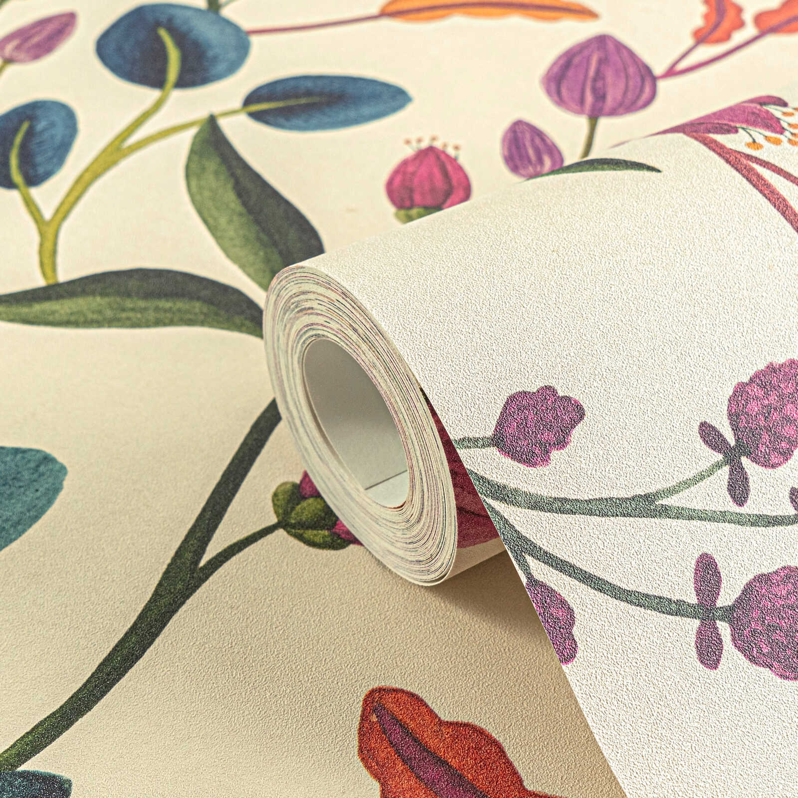             Lebhafte Vliestapete mit Blättermotiv im floralen Vintage-Stil und einfacher Struktur – Beige, Bunt
        