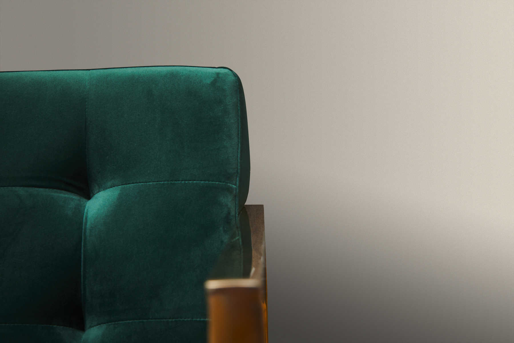             Vliestapete Hellgrau seidenmatt mit dezentem Struktureffekt
        