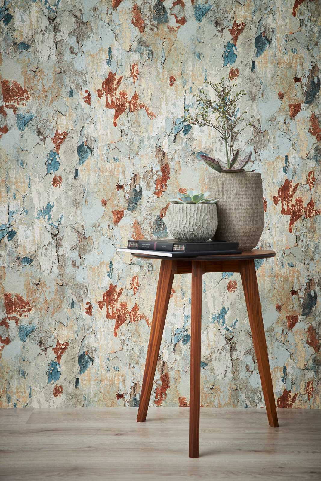             Rustikale Vliestapete mit Putzoptik im Used Look – Braun, Grau, Grün
        