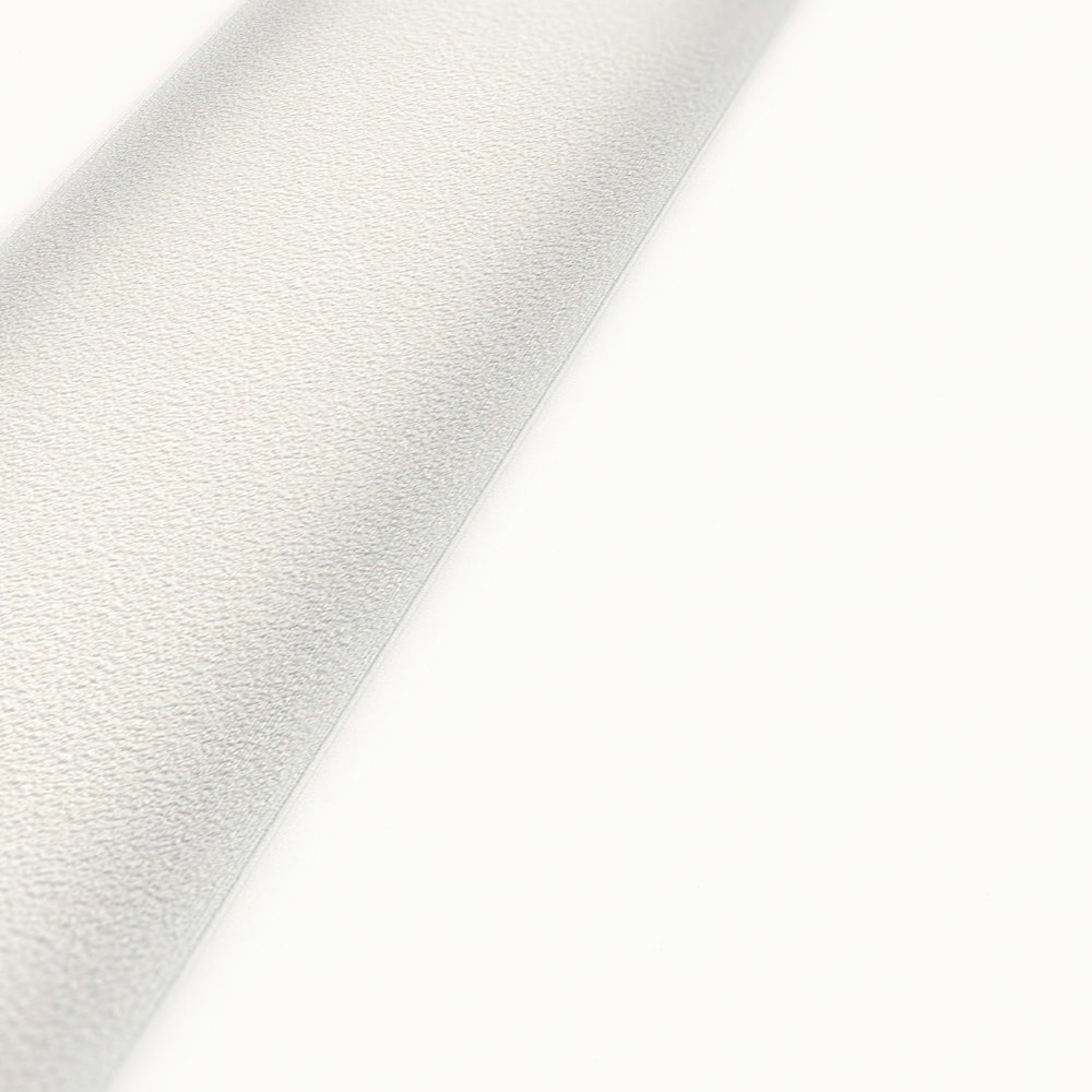             Metallic Tapete mit plastischem Streifenmuster – Grau, Weiß
        