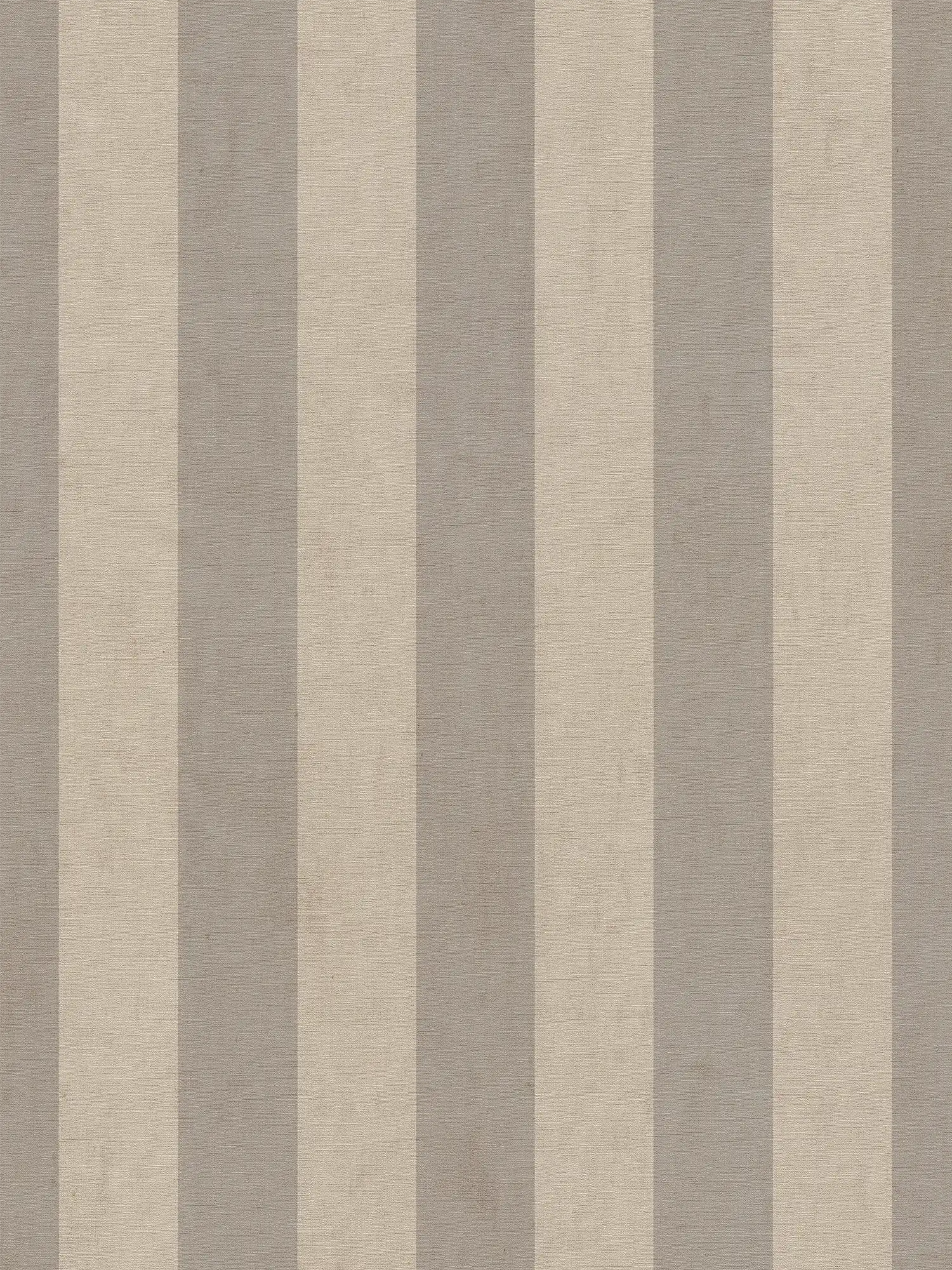             Dezente Vliestapete mit klassischem Streifenmuster und feiner Struktur – Creme, Braun
        