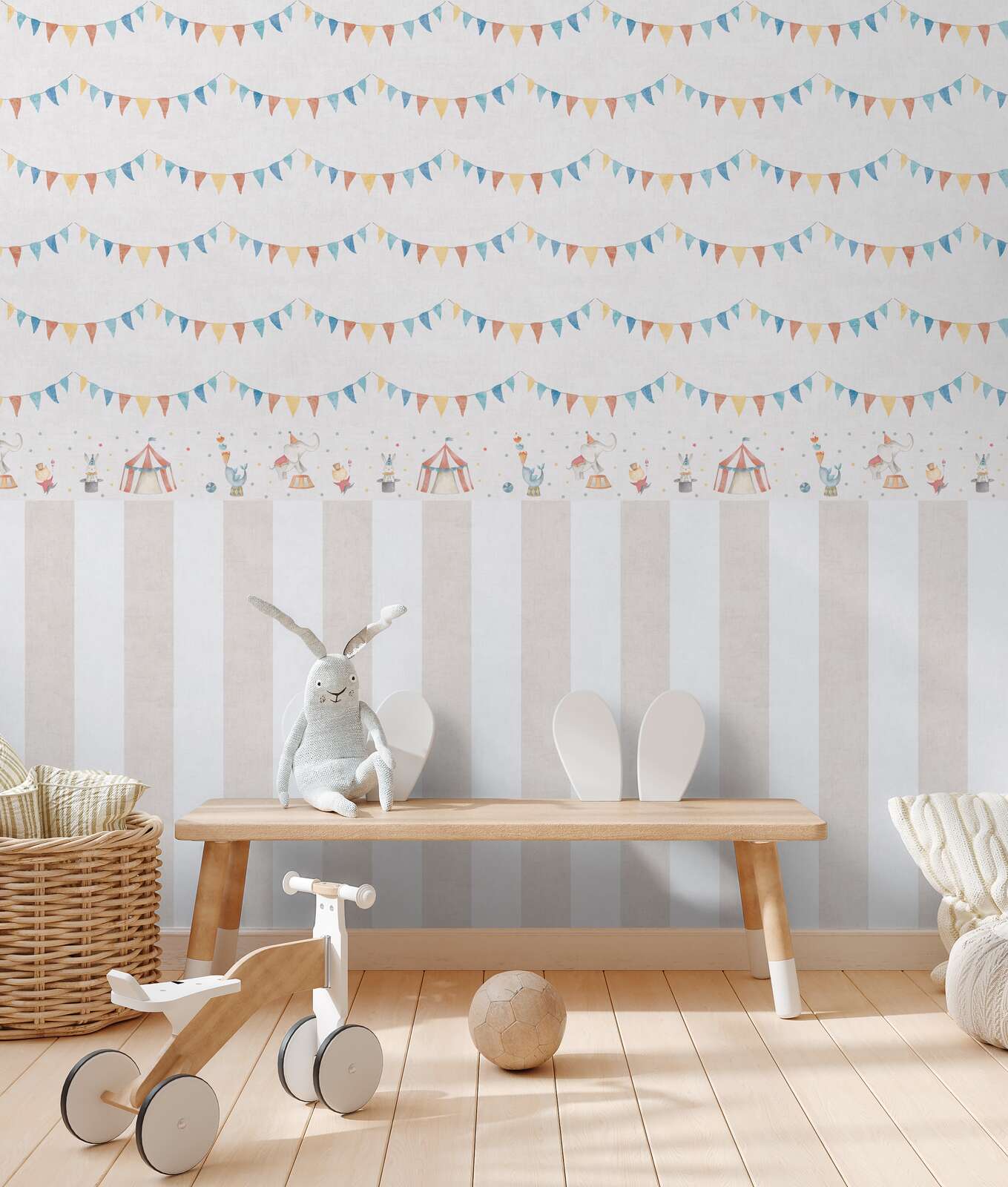            Vliestapete mit bunten Wimpelketten – Fröhliche Dekoration für lebendige Kinderzimmer – Blau, Bunt, Rot
        
