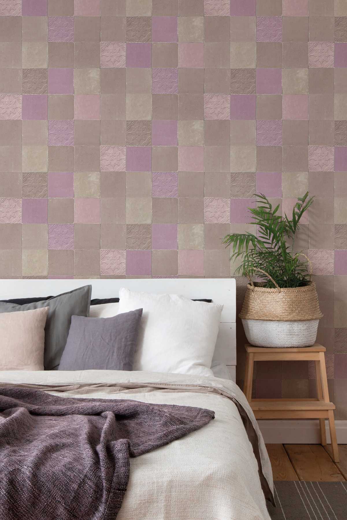             Orientalische Fliesentapete – Grau, Violett, Beige
        