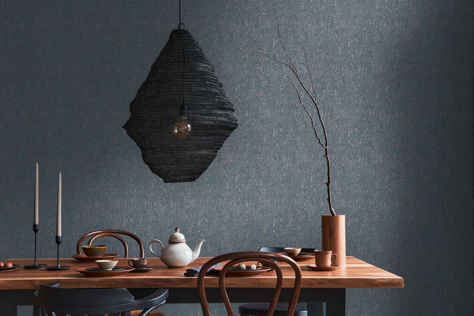             Vliestapete in Putzoptik mit Akzenten – Blau, Bronze, Metallic
        