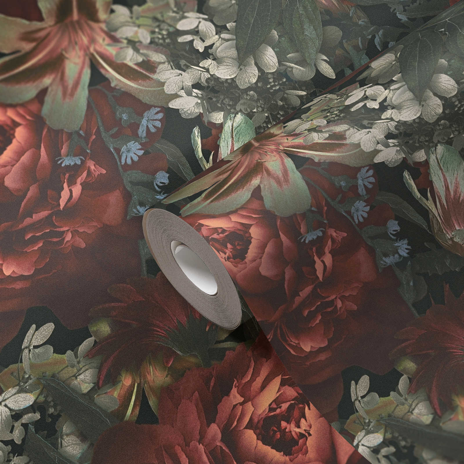             Blumentapete Rosen & Tulpen vintage Stil – Grün, Rot, Creme
        