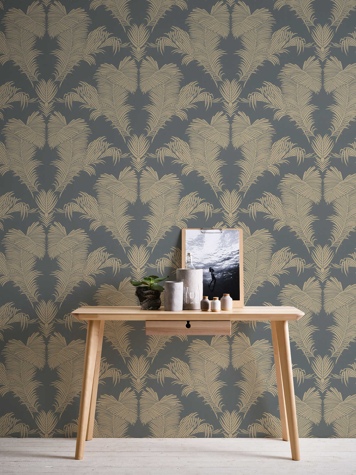             Palmenblätter Tapete Grau & Gold mit Struktur & Metallic Effekt
        