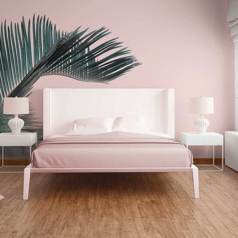         Fototapete Palmenblatt im Wasser – Grün & Rosa
    