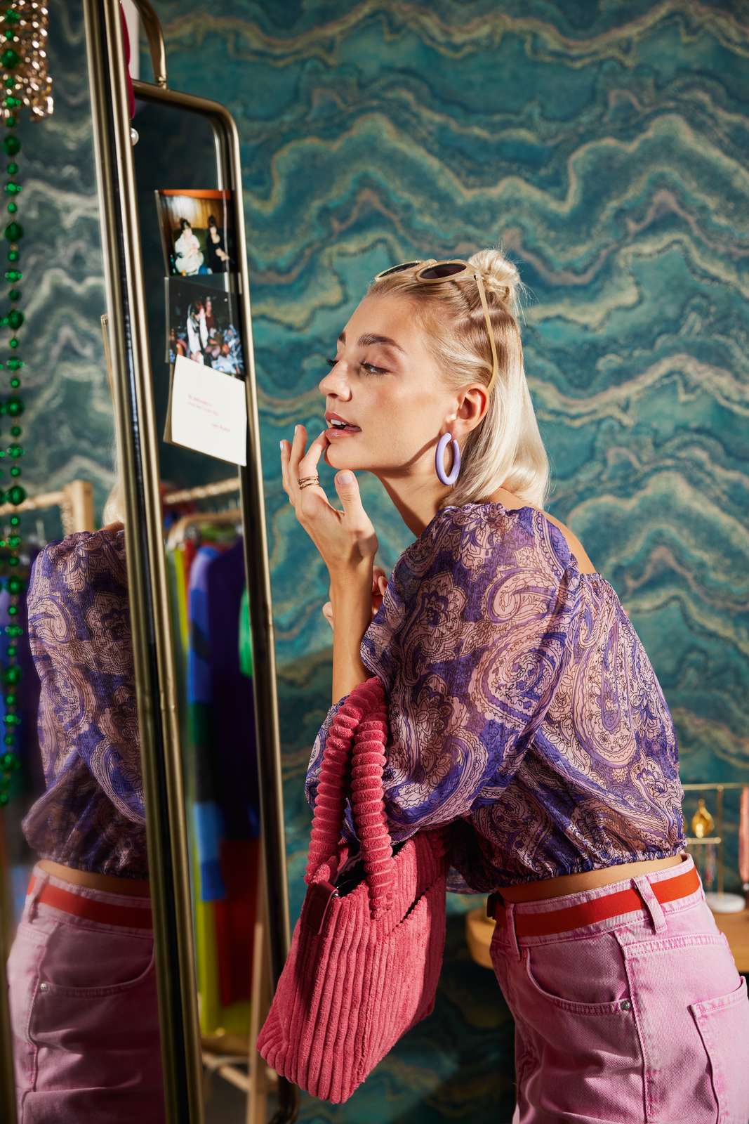             Vliestapete mit marmorierter Optik – Grün, Petrol, Gold
        