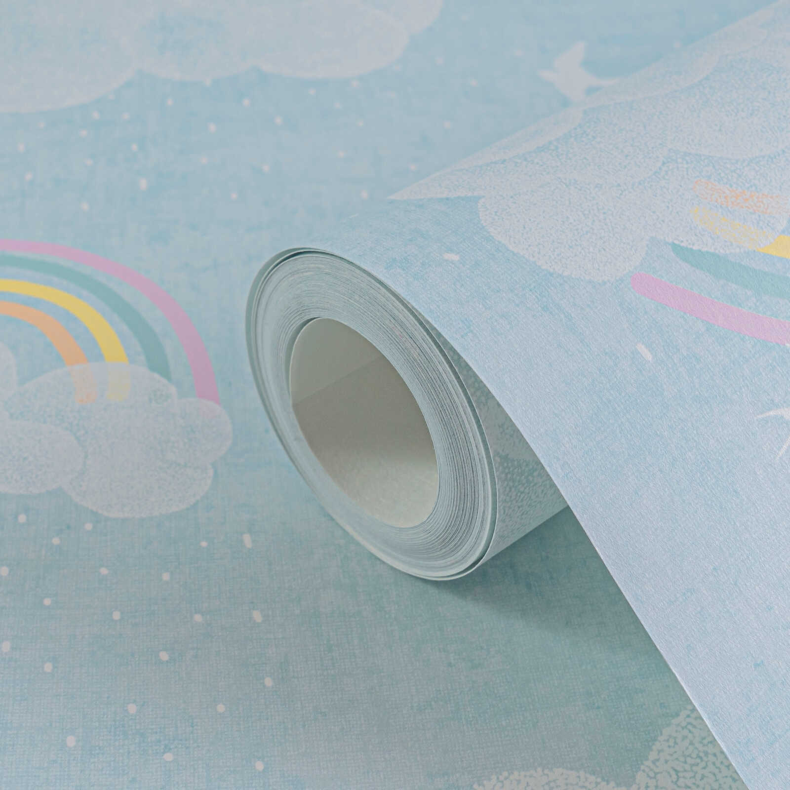             Kinderzimmer Vliestapete mit Regenbögen und Wolken – Bunte Himmelswelt für fröhliche Kinderzimmer – Blau, Bunt, Weiß
        