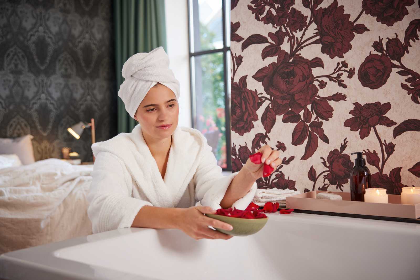             Rosen Tapete Rot-Schwarz im Vintage Zeichen Stil – Rosa, Rot
        