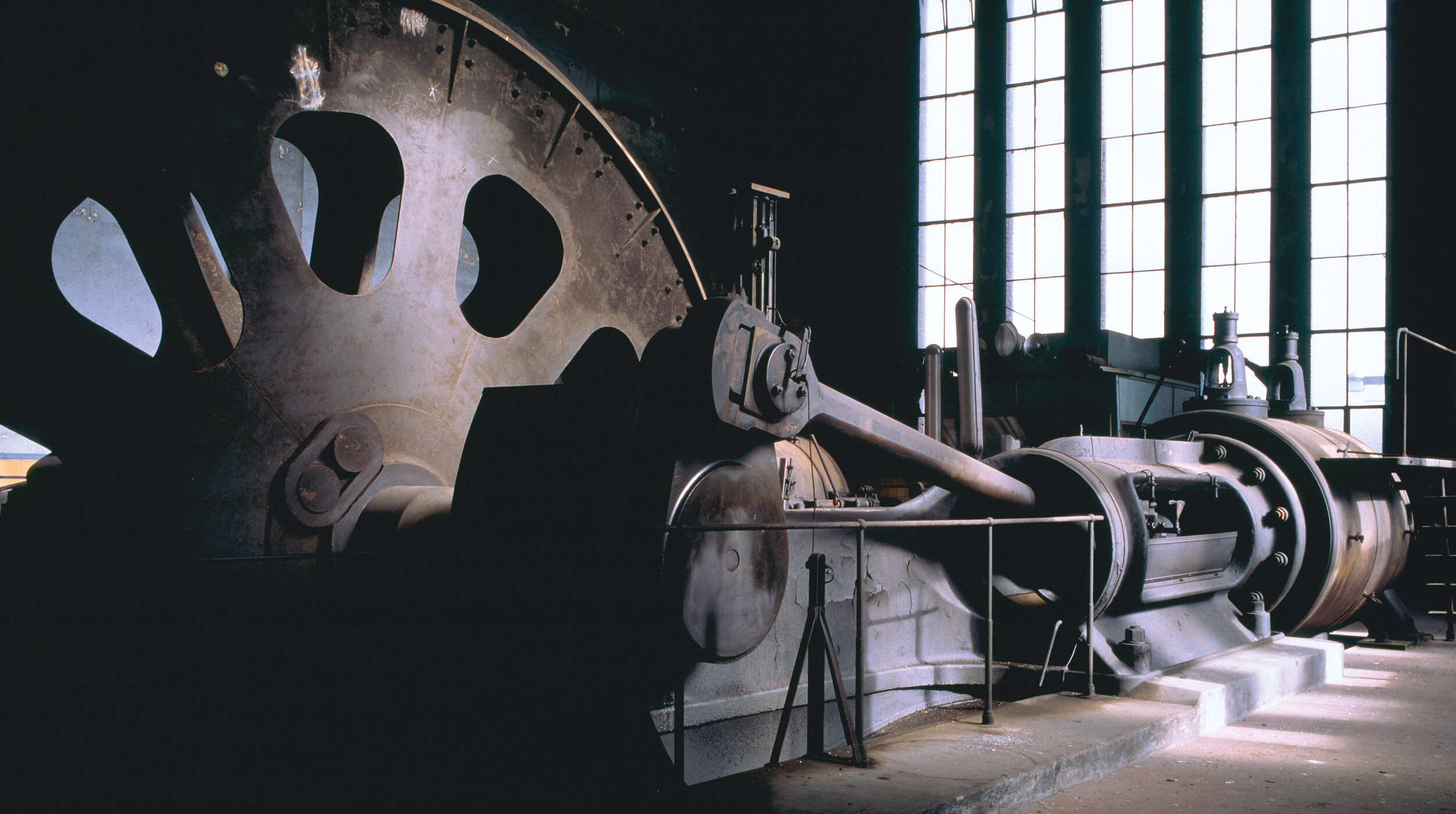 industrielle maschine, dampfmaschine, großes Zahnrad, Metallbauteile, Fabrikinnenraum