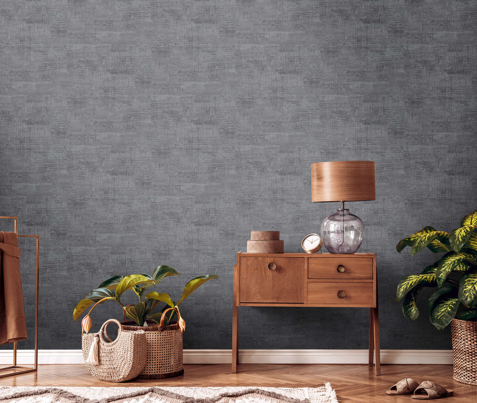             Vliestapete strukturiert in Rostoptik – Schwarz, Grau, Gold
        