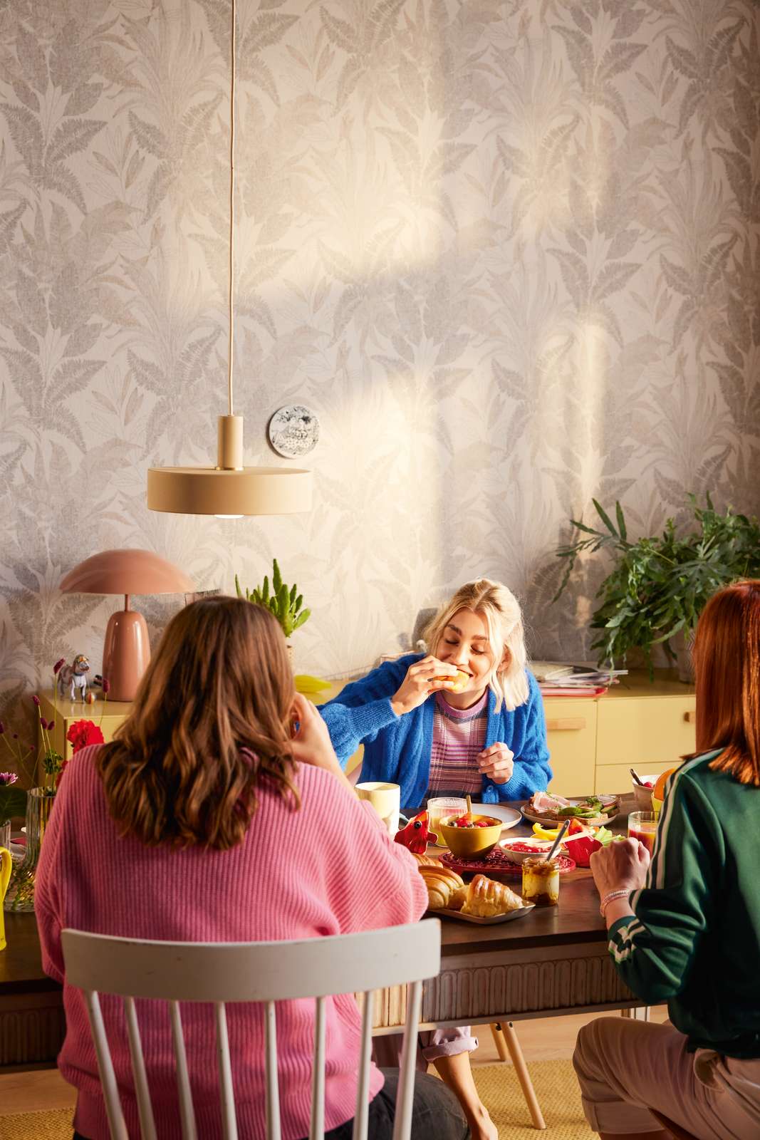             Vliestapete mit großem Blatt Muster leicht strukturiert – Beige, Gold
        