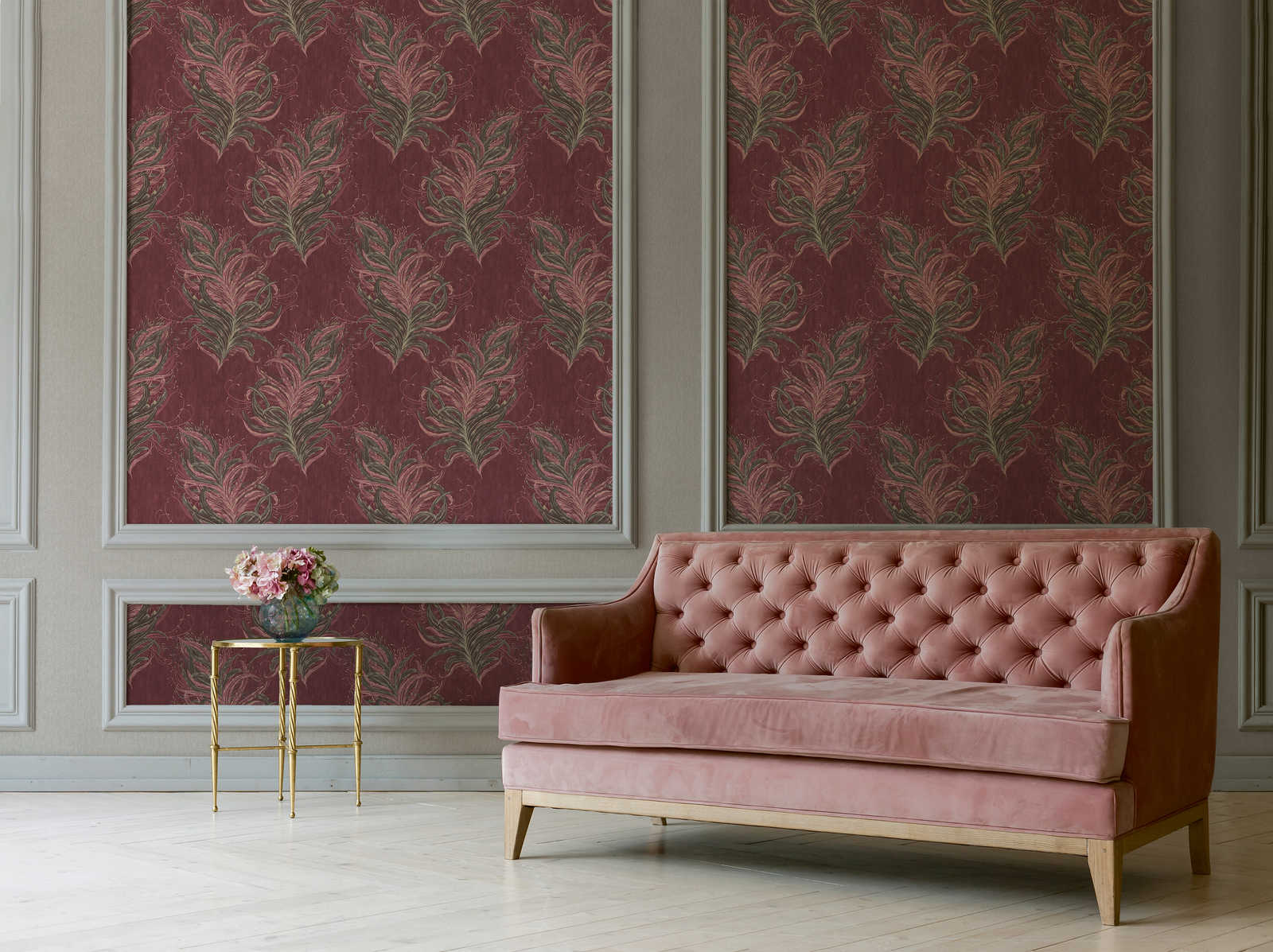             Rote Tapete mit Federn, Gold Design & Struktureffekt
        
