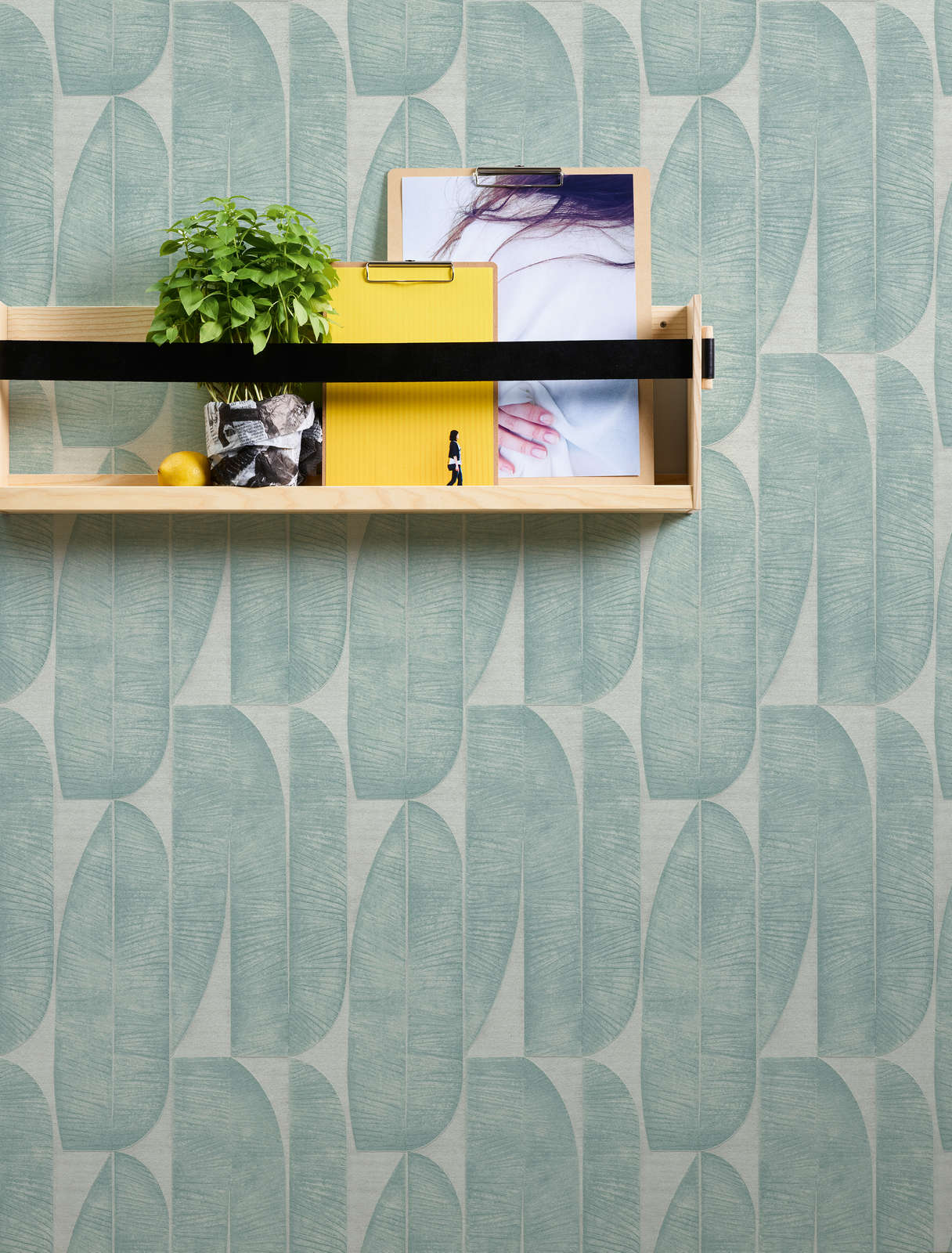             Leicht strukturierte Tapete mit geometrischem Blattmuster – Grau, Blau, Türkis
        