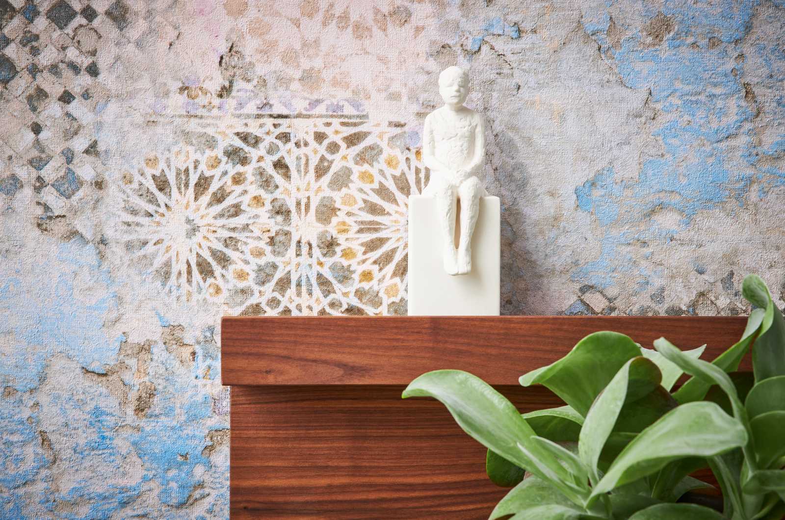             Bunte Mosaik Tapete mit rustikaler Wandoptik – Beige, Blau, Braun
        