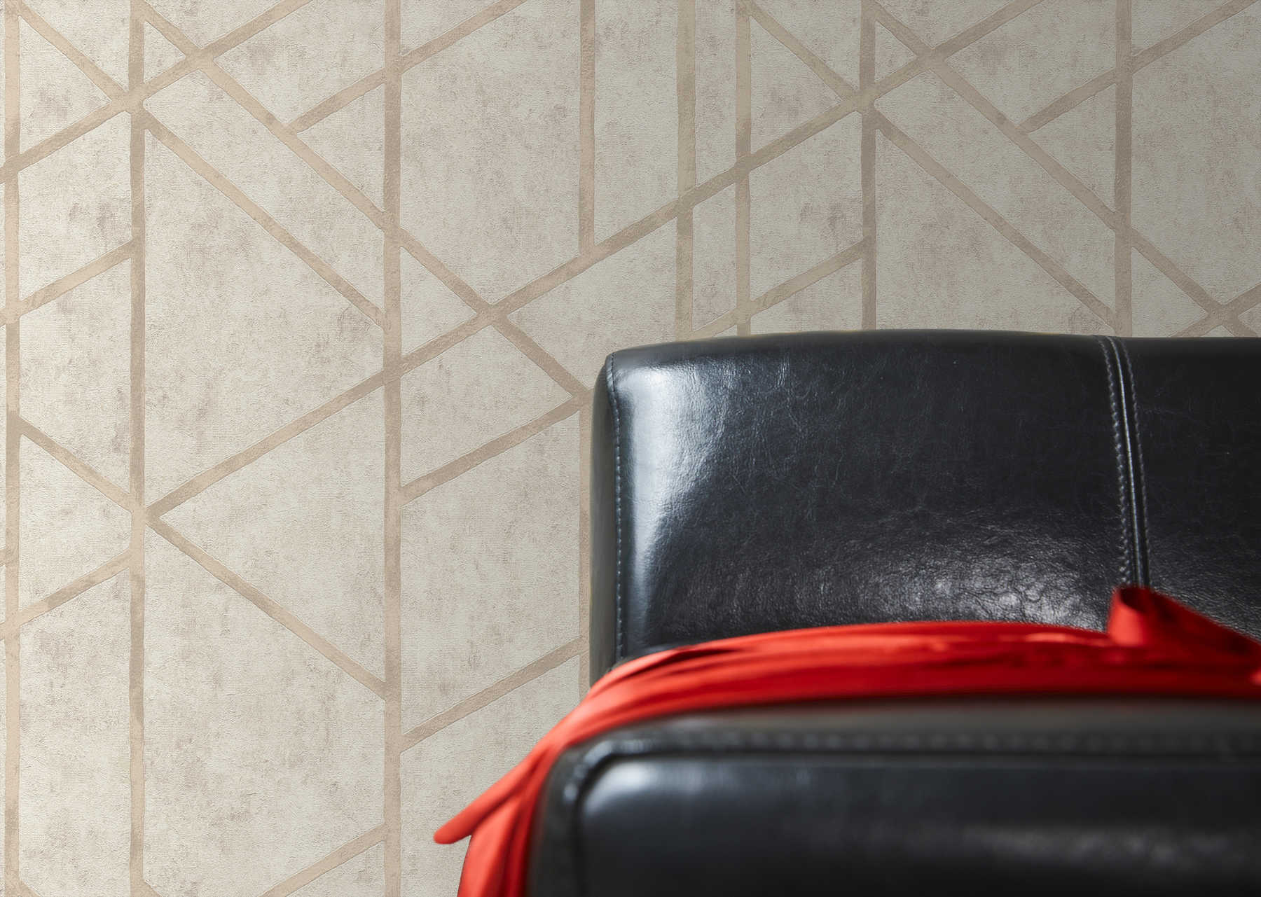             Betontapete mit goldenem Linien-Muster – Creme
        