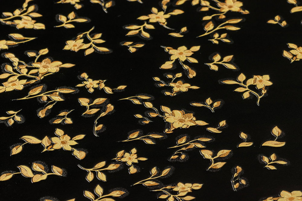             Schwarze VERSACE Tapete im Blümchen Design – Schwarz, Gold
        