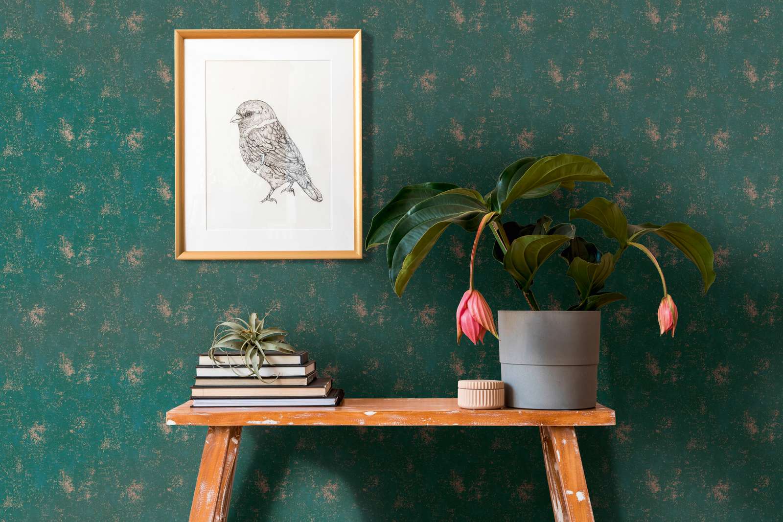             Dunkelgrüne Tapete mit Textur und Metallic-Effekt
        