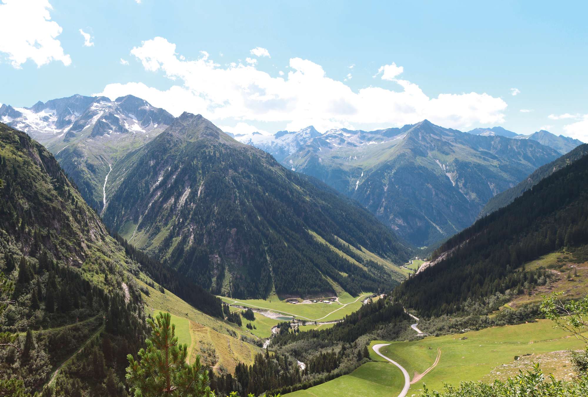 Berglandschaft, Tal, Wiesen, Gebirge, Wald