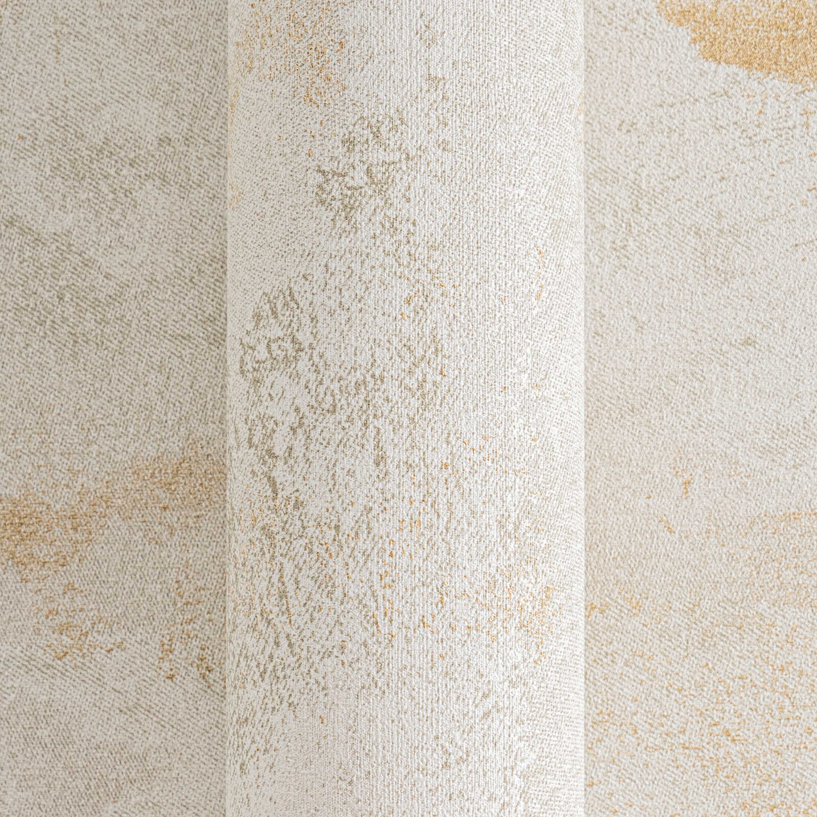            Gemütliche, einfach strukturierte Vliestapete mit natürlicher und schimmernder Wellenoptik – Creme, Grün, Gold
        
