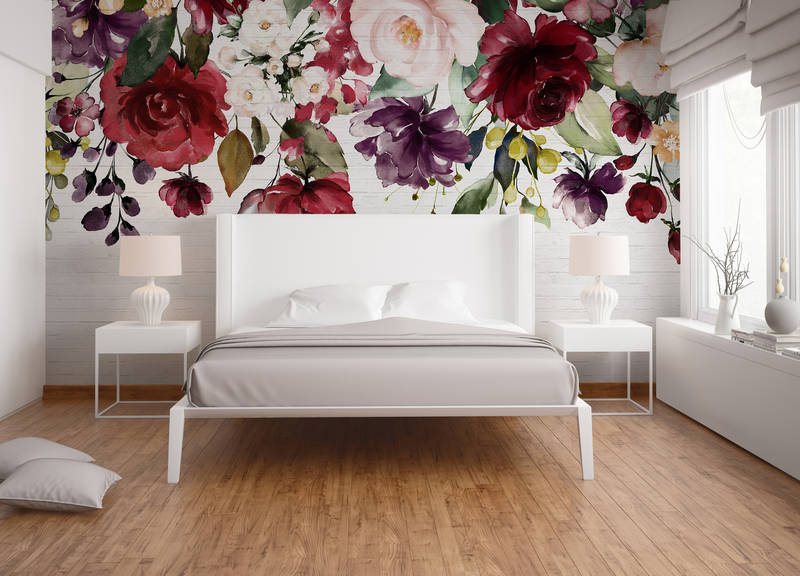             Knallige Blumen an Wand in Steinoptik – Bunt, Weiß, Rot
        